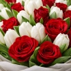 Подари ей весну - букет из белых тюльпанов и красных роз 2